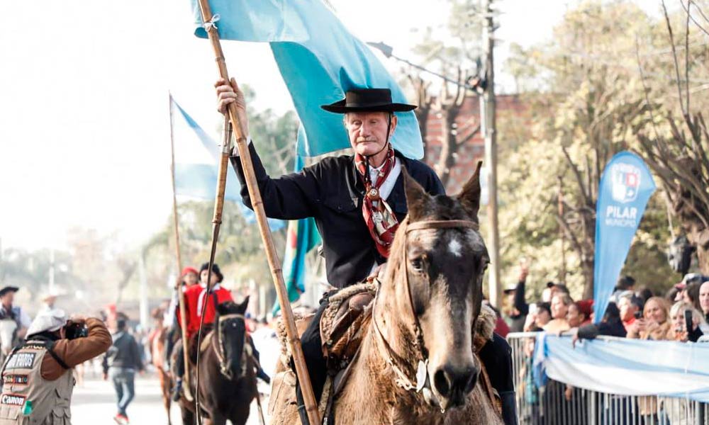 El desfile cívico congregó a los centros tradicionalistas.